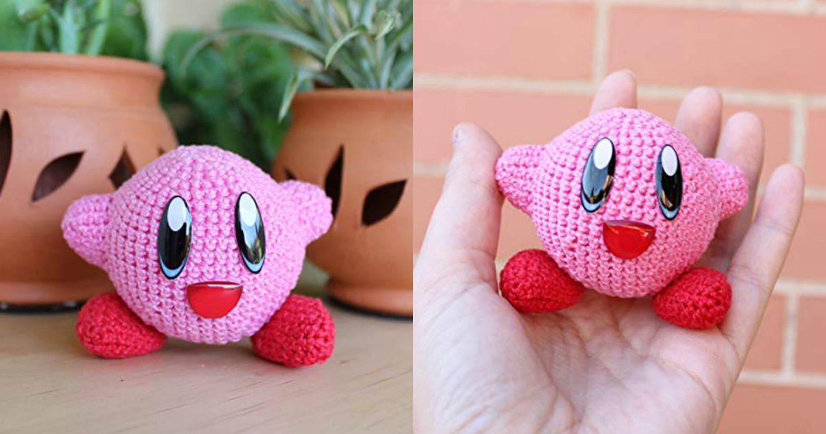 Une figurine de Kirby en crochet